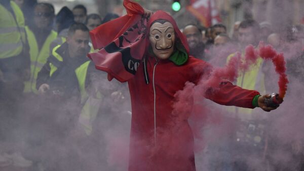 Демонстрант в красном комбинезоне и маске Дали держит канистру с дымом во время демонстрации в Марселе - Sputnik Moldova-România