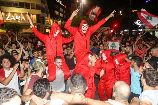 Ливанские демонстранты в масках из фильма Бумажный дом во время акции протеста  - Sputnik Moldova-România