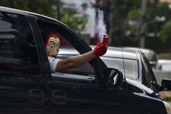Мужчина в маске Дали во время протестов в Гондурасе - Sputnik Moldova-România