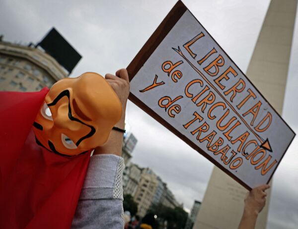 Lемонстрант держит маску Сальвадора Дали во время акции протеста владельцев малого бизнеса в Аргентине - Sputnik Moldova-România