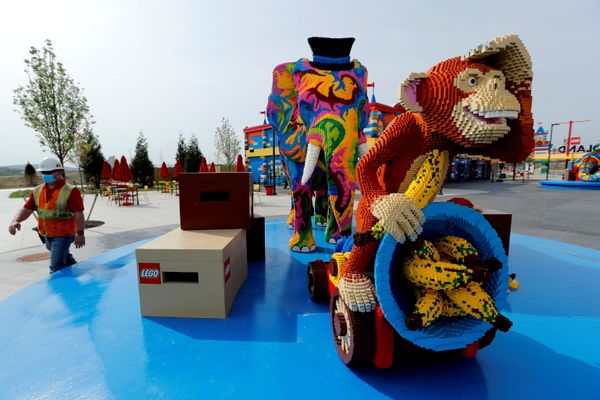 Фигуры из LEGO во время строительства парка Legoland New York Resort в Гошене, Нью-Йорк - Sputnik Молдова