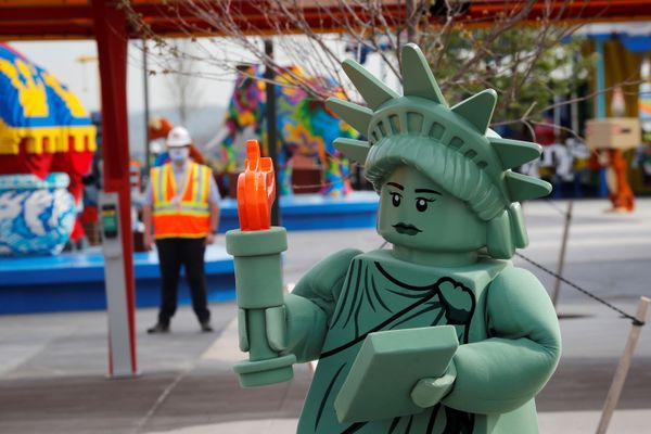 Статуя Свободы из LEGO во время строительства парка Legoland New York Resort в Гошене, Нью-Йорк - Sputnik Молдова
