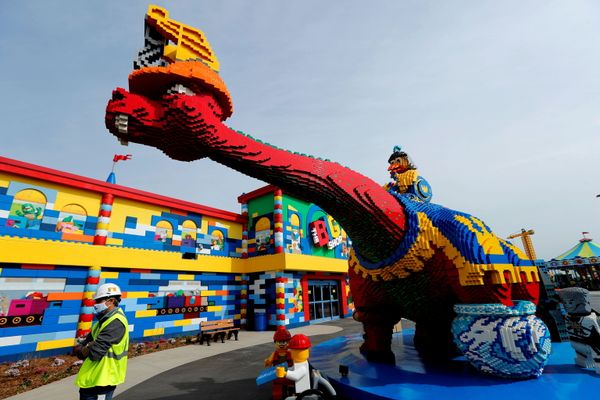 Динозавр из LEGO во время строительства парка Legoland New York Resort в Гошене, Нью-Йорк - Sputnik Молдова