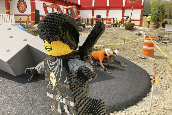 Люди работают над новым Legoland New York Resort в Гошене, США - Sputnik Молдова