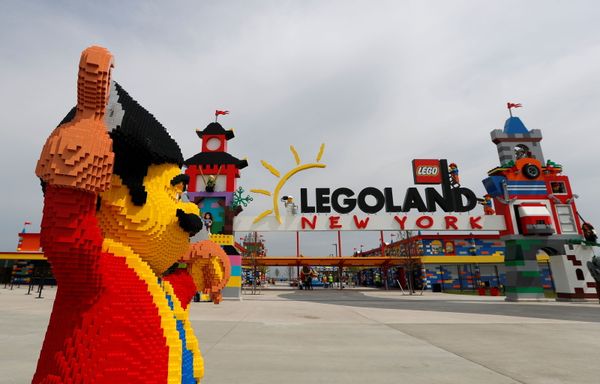 Фигурка пирата Lego изображена за пределами главных ворот нового тематического парка Legoland New York Resort  - Sputnik Молдова