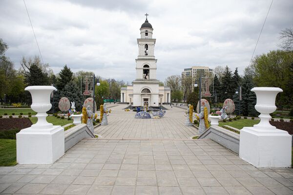 Decorațiunile pascale în Scuarul Catedralei Mitropolitane - Sputnik Moldova