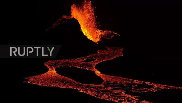 Iceland: Lava flows from erupting fissure of Fagradalsfjall volcano - Sputnik Молдова