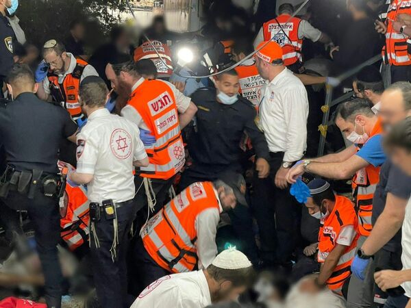 Медики и спасатели устраняют последствия и оказывают помощь пострадавшим в давке на горе Мерон, север Израиля - Sputnik Moldova-România