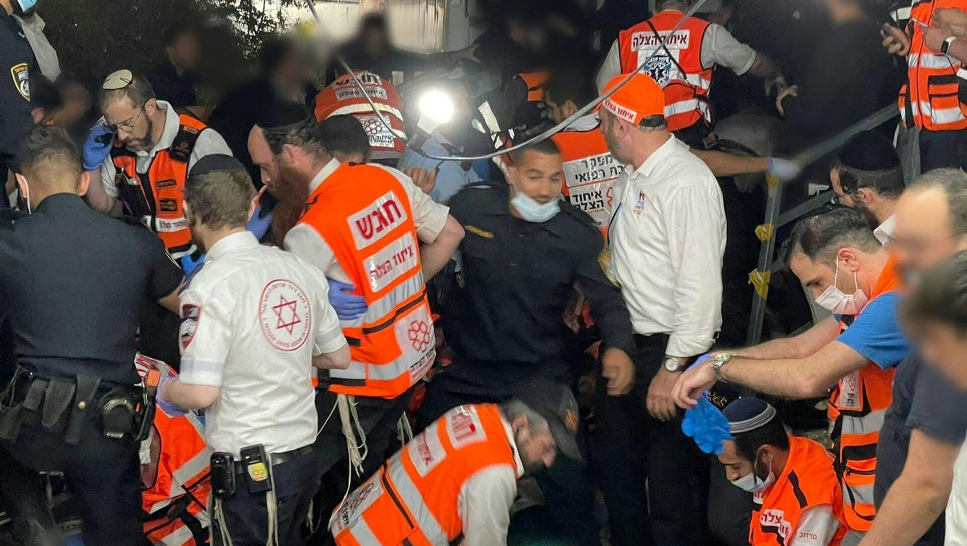 Медики и спасатели устраняют последствия и оказывают помощь пострадавшим в давке на горе Мерон, север Израиля - Sputnik Молдова, 1920, 16.05.2021