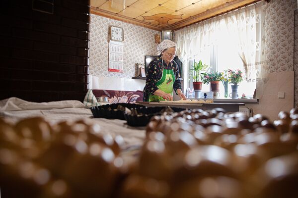 Coc pască și vopsesc ouă: Cum se pregătesc gospodinele de Paște  - Sputnik Moldova