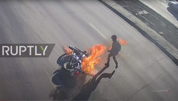 WATCH Volgograd biker's lucky escape after motorcycle bursts into flames - Sputnik Moldova