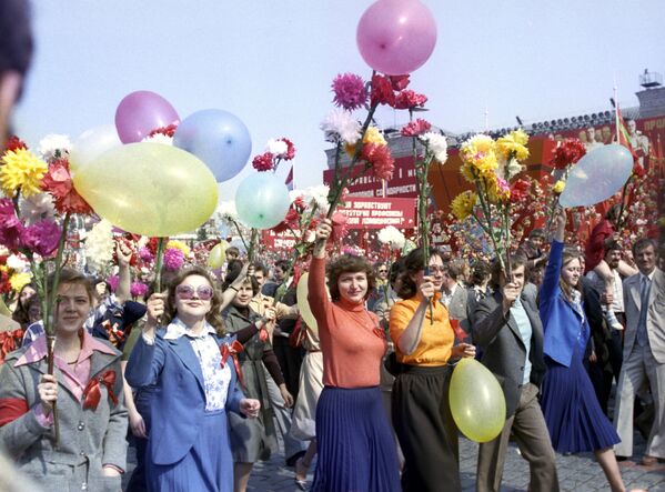 Первомайская демонстрация трудящихся на Красной площади, 1980 год - Sputnik Moldova-România