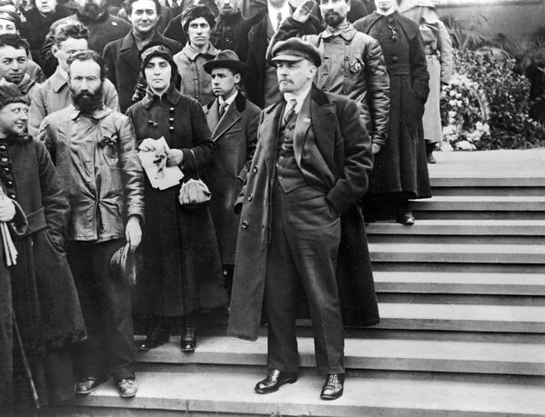 Владимир Ильич Ленин на Красной площади во время первомайской демонстрации 1 мая 1919 года - Sputnik Moldova-România