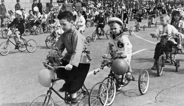 Дети на велосипедах во время первомайской демонстрации в Сталинграде, 1946 год - Sputnik Moldova-România