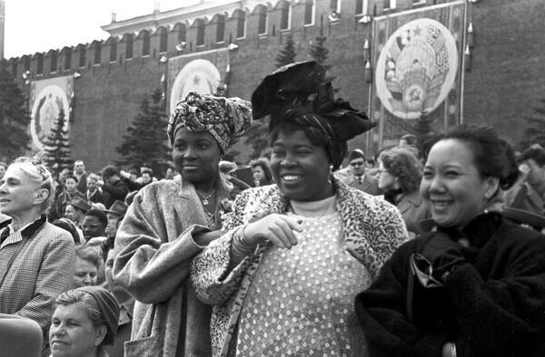Гости из Африки на демонстрации в Международный День солидарности трудящихся, 1960 год - Sputnik Moldova-România