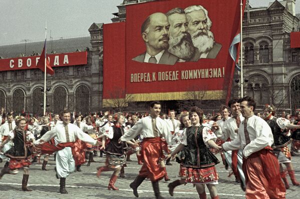 Выступление участников художественной самодеятельности на Красной площади во время празднования Дня международной солидарности трудящихся, 1964 год - Sputnik Moldova-România