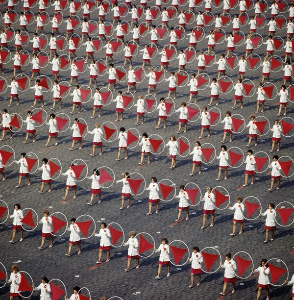 Выступление физкультурников на Красной площади в Москве в честь Дня международной солидарности трудящихся, 1974 год - Sputnik Moldova-România