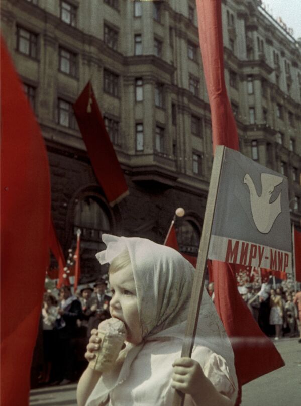 На первомайской демонстрации в Москве. 1964 год - Sputnik Moldova-România