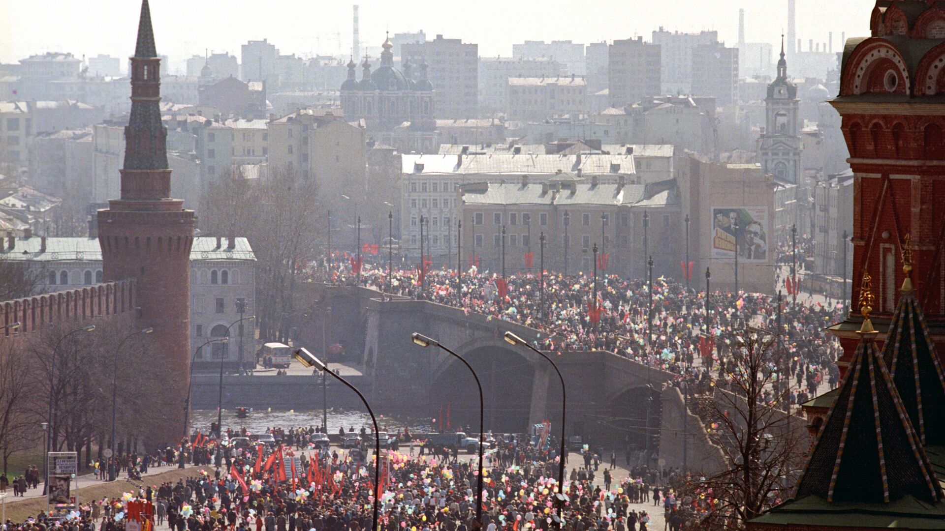Участники демонстрации в центре города в День международной солидарности трудящихся - Sputnik Moldova, 1920, 08.12.2021