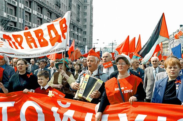 Массовое шествие и митинг на Театральной площади в Москве 1 мая 2002 года  - Sputnik Moldova-România