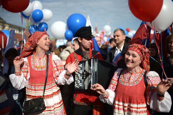 Участники первомайской демонстрации на Красной площади в Москве - Sputnik Moldova-România