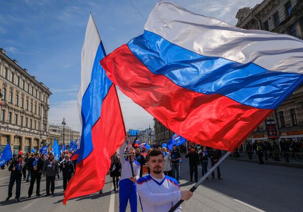 Участники праздничной первомайской демонстрации в Санкт-Петербурге - Sputnik Moldova-România