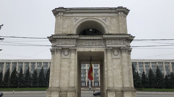 Триумфальная арка в центре Кишинева, вид на здание правительства - Sputnik Молдова