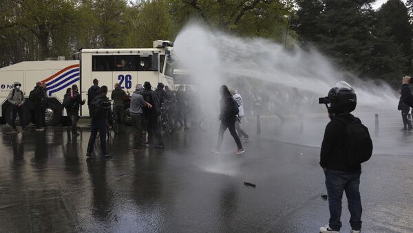 Полиция применила слезоточивый газ и водомёт для разгона собирателей в парке Буа-де-ла-Камбр во время вечеринки под названием «Ла Бум 2» в Брюсселе - Sputnik Молдова