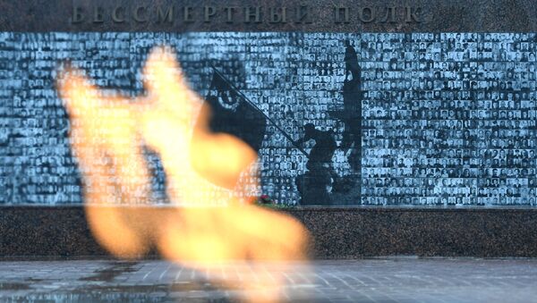 Вечный огонь в сквере памяти героев в Смоленске. - Sputnik Молдова