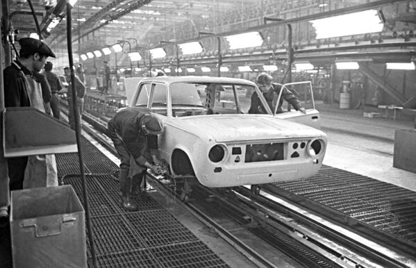 Поточная линия на Волжском автомобильном заводе, 1970 год - Sputnik Moldova-România