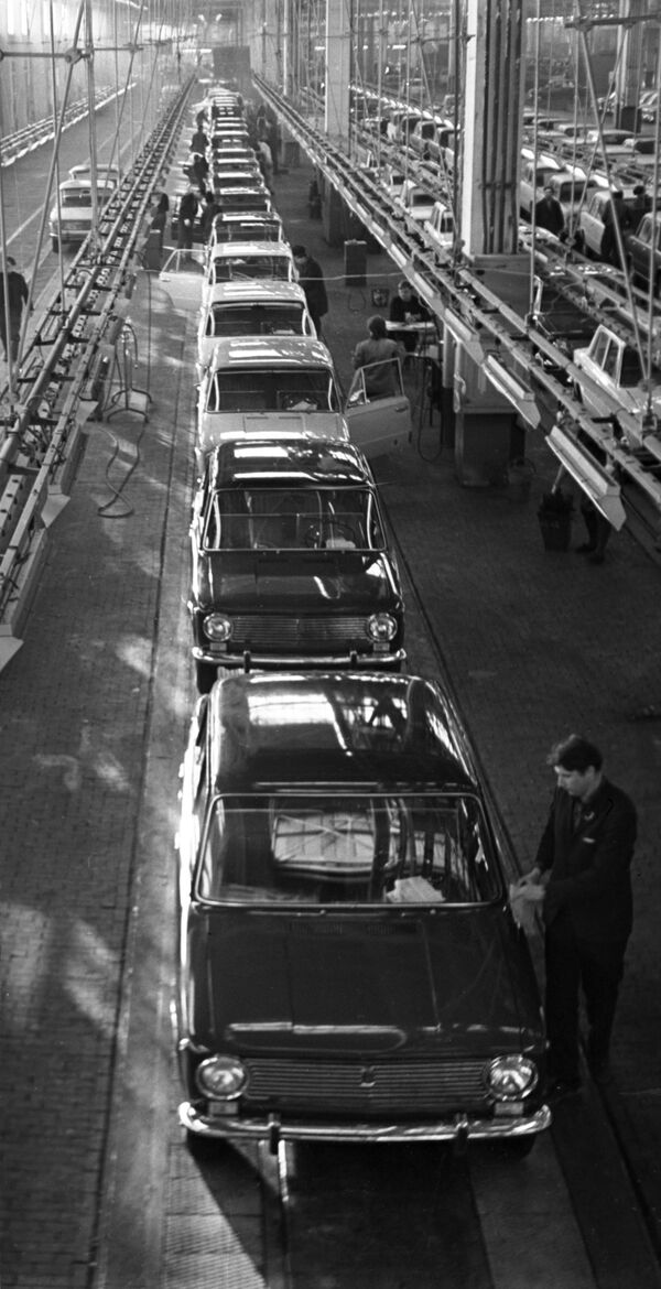 Волжский автомобильный завод, конвейер. 1971 год - Sputnik Moldova