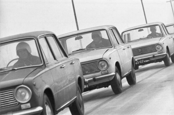 Советские заднеприводные легковые автомобили ВАЗ-2101 Жигули на испытательном треке, 1969 год - Sputnik Moldova-România