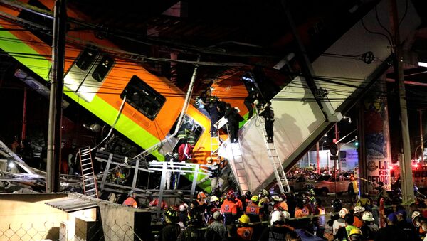Спасатели на месте обрушения метромоста на станции Оливос в Мехико, Мексика  - Sputnik Moldova