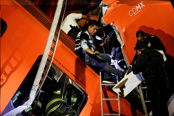 Спасатели на месте обрушения метромоста на станции Оливос в Мехико, Мексика  - Sputnik Moldova