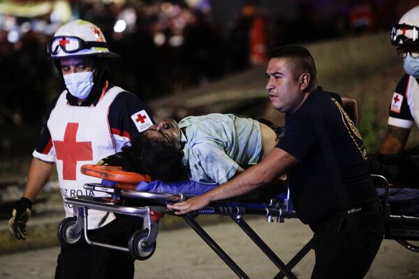 Спасатели несут на носилках пострадавшего от обрушения метромоста на станции Оливос в Мехико, Мексика  - Sputnik Moldova