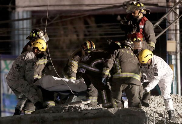 Спасатели с телом погибшего от обрушения метромоста на станции Оливос в Мехико, Мексика  - Sputnik Moldova