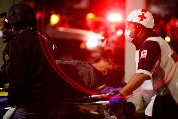 Спасатели несут на носилках пострадавшего от обрушения метромоста на станции Оливос в Мехико, Мексика  - Sputnik Moldova-România