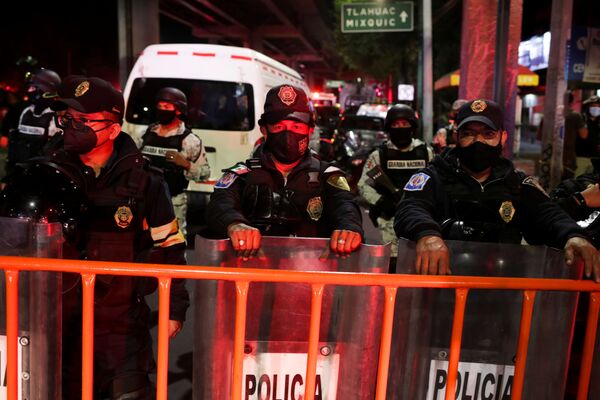 Сотрудники полиции на месте обрушения метромоста на станции Оливос в Мехико, Мексика  - Sputnik Молдова