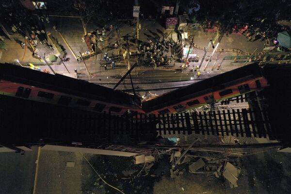 Спасатели на месте обрушения метромоста в Мехико, Мексика  - Sputnik Moldova