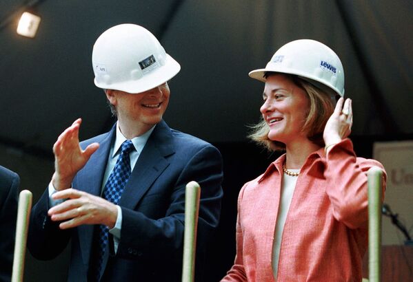 Билл Гейтс с супругой Мелиндой на открытии нового здания юридической школы Вашингтонского университета в Сиэтле, 2001 год - Sputnik Молдова