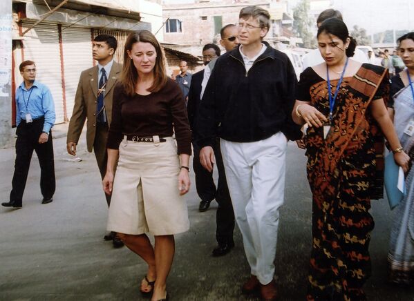 Билл Гейтс с супругой Мелиндой в Бангладеш, 2005 год - Sputnik Молдова
