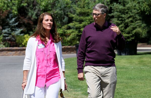 Билл Гейтс с супругой Мелиндой на конференции Allen & Co в Сан-Валли, США, 2014 год - Sputnik Молдова