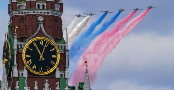 Самолеты-буксировщики мишеней Су-25БМ в небе во время репетиции воздушной части парада в честь 76-летия Победы - Sputnik Молдова