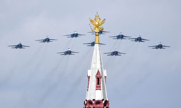Строй тактическое крыло из истребителей Су-30СМ, Су-35С и бомбардировщиков Су-34 во время репетиции воздушной части парада в честь 76-летия Победы - Sputnik Молдова