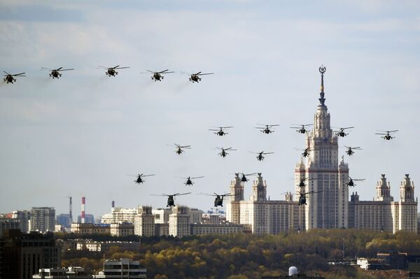 Вертолеты о время репетиции военного парада, приуроченного к 76-летию Победы - Sputnik Молдова