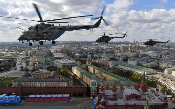 Вертолеты Ми-8 АМТШ во время репетиции воздушной части парада в честь 76-летия Победы - Sputnik Молдова