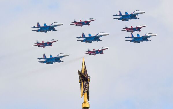 Строй кубинский бриллиант из истребителей МиГ-29 и Су-30СМ пилотажных групп Русские витязи и Стрижи в небе - Sputnik Молдова