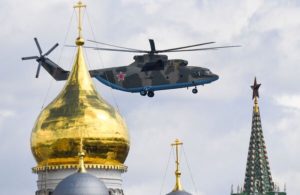 Тяжелый вертолет Ми-26 в небе во время репетиции воздушной части парада в Москве - Sputnik Молдова