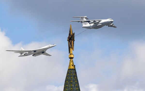 Самолет-заправщик Ил-78 и стратегический бомбардировщик-ракетоносец Ту-160 в небе во время репетиции воздушной части парада - Sputnik Молдова