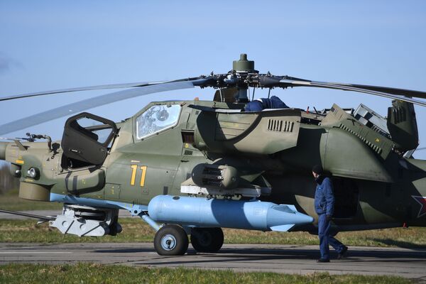 Техники осматривают оборудование ударного вертолета Ми-28Н Ночной охотник  - Sputnik Молдова